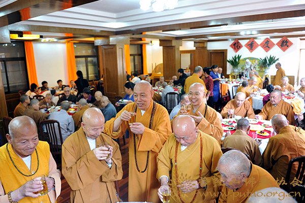 敬老院-重阳节道慈大和尚一行赴敬老院和颐养堂慰问