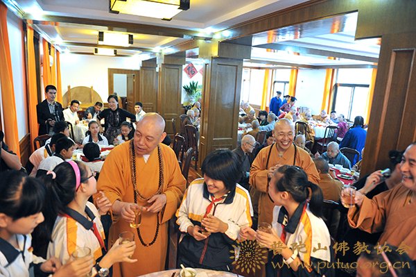 敬老院-重阳节道慈大和尚一行赴敬老院和颐养堂慰问