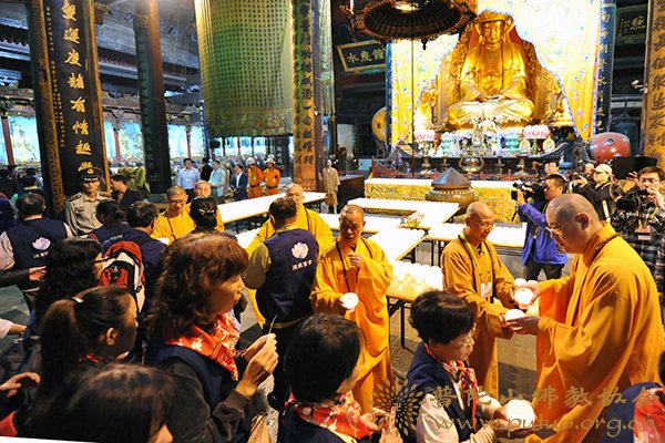 普陀山-台湾南海观音普陀山寻根之旅法脉相连传灯法会在普济禅寺举行