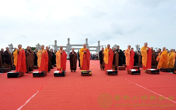 普陀山-台湾南海观音普陀山寻根之旅上供祈福法会在南海观音广场隆重举行
