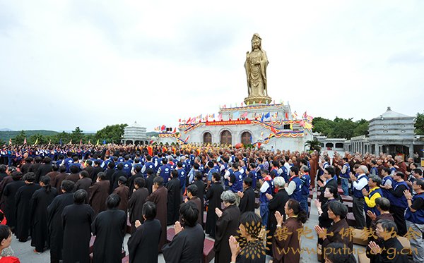 普陀山-台湾南海观音普陀山寻根之旅上供祈福法会在南海观音广场隆重举行