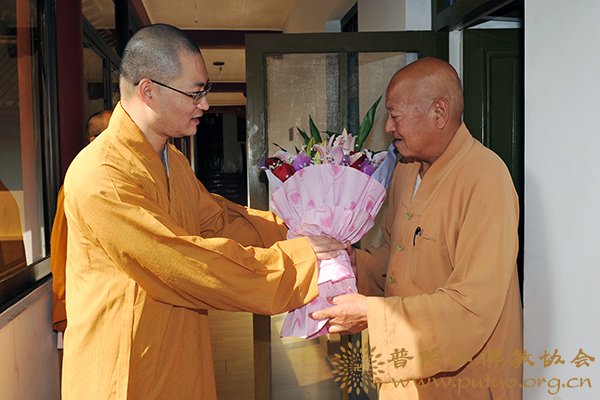 佛教-佛协领导赴杨枝禅林慰问持田长老七十五寿诞