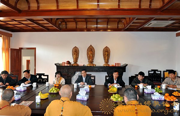 普陀山-舟山市人大常委会副主任钱军一行来山调研
