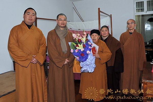 佛教-佛协领导赴常乐庵慰问法章长老尼85岁寿诞