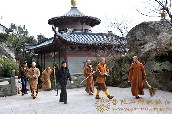 消防-佛协积极参与管委会开展冬春森林消防安全清理活动