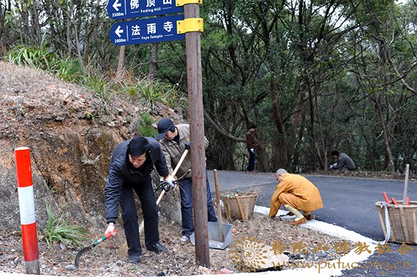 消防-佛协积极参与管委会开展冬春森林消防安全清理活动