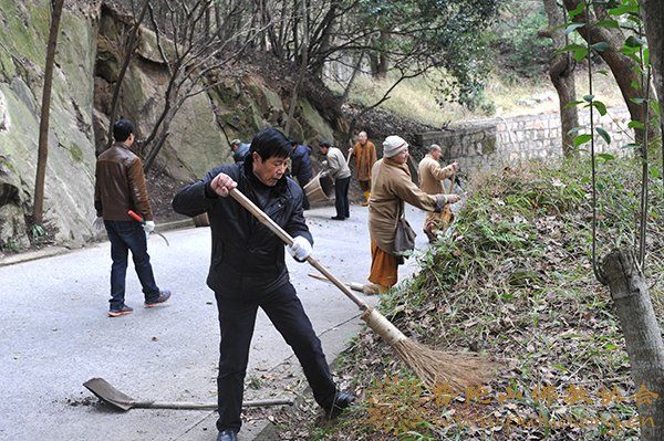 消防-佛协积极参与管委会开展冬春森林消防安全清理活动