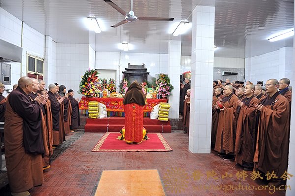 佛教-农历除夕夜道慈大和尚请僧众喝普茶迎新春 佛教-农历除夕夜道慈大和尚请僧众喝普茶迎新春