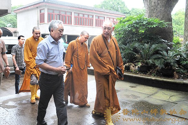 佛教-普陀山佛协会长道慈大和尚一行前往龙寿庵召开佛协总务基建办工作会议