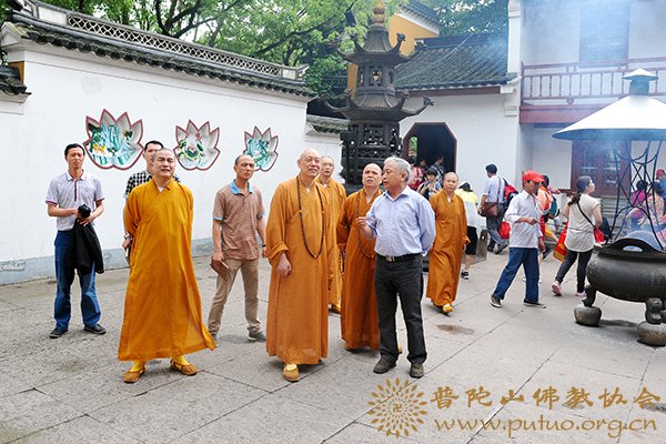佛教-普陀山佛协会长道慈大和尚一行前往龙寿庵召开佛协总务基建办工作会议