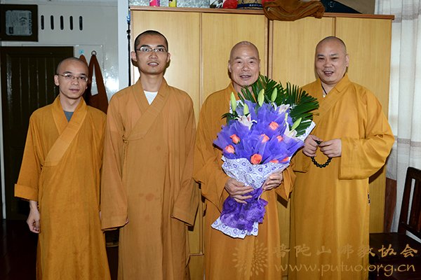 佛教-佛协委派代表慰问本修长老、登明长老尼生日