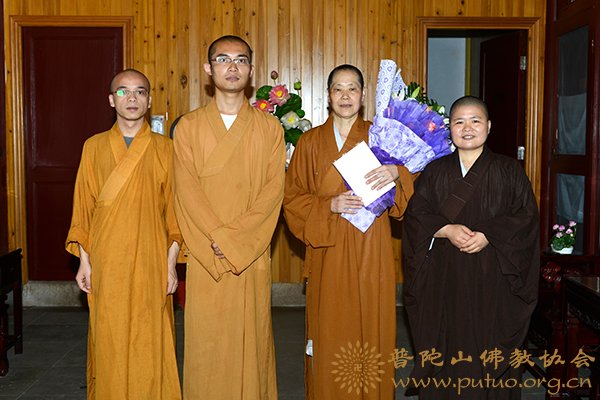 佛教-佛协委派代表慰问本修长老、登明长老尼生日