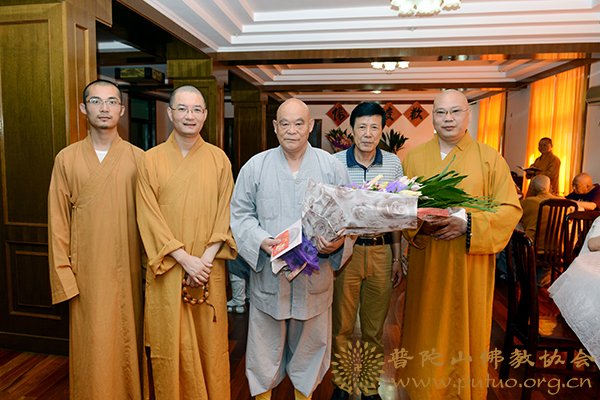 佛教-佛协领导赴杨枝禅院慰问颐养堂老年僧人生日