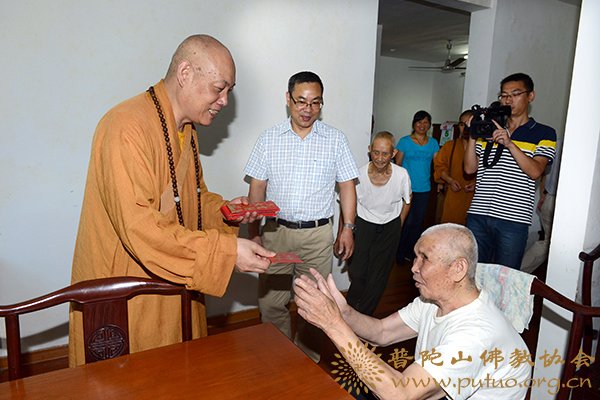 敬老院-本会会长道慈大和尚赴颐养堂和敬老院慰问