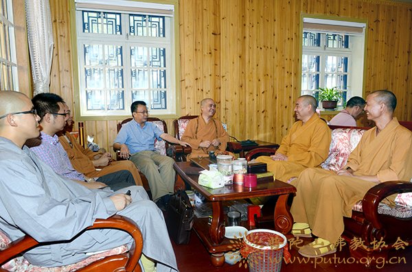 佛教-道慈会长委托门肃副会长（兼秘书长）为悦岭净院和天华百子堂新任监院送位