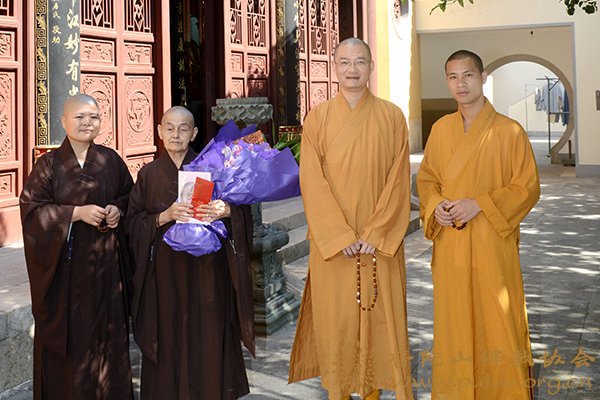 佛协领导慰问颐养堂静清长老、淳悟长老尼生日