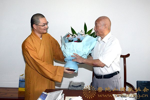 佛教-佛协领导为咨议委副主席王德明老居士庆祝生日