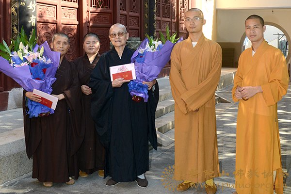 永修-佛协委派代表慰问永修长老尼、上慧长老尼生日