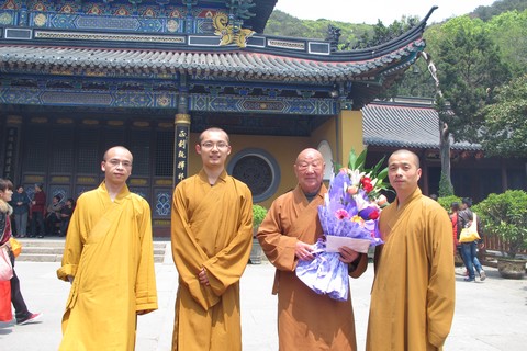 佛教-佛协委派代表赴法雨禅寺慰问雪桥长老79岁寿诞