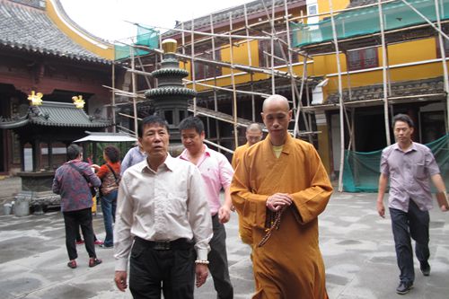 台风-今年第23号秋季强台风“菲特”期间沈小杨副会长率综治办赴全山海边寺院检查防台