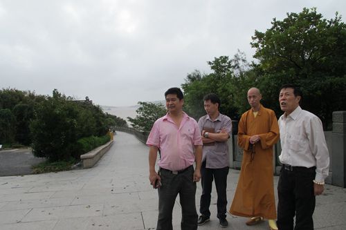台风-今年第23号秋季强台风“菲特”期间沈小杨副会长率综治办赴全山海边寺院检查防台