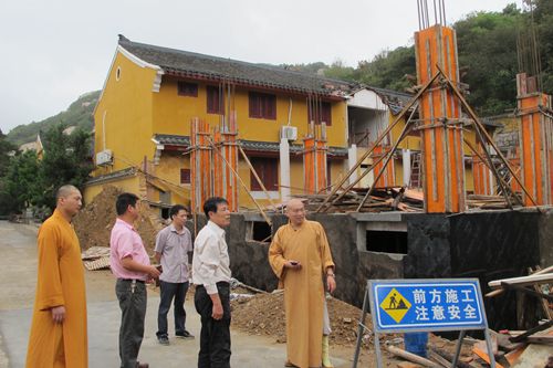 台风-今年第23号秋季强台风“菲特”期间沈小杨副会长率综治办赴全山海边寺院检查防台