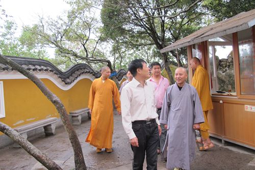 台风-今年第23号秋季强台风“菲特”期间沈小杨副会长率综治办赴全山海边寺院检查防台