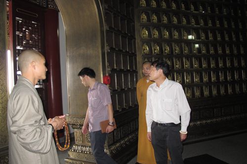 台风-今年第23号秋季强台风“菲特”期间沈小杨副会长率综治办赴全山海边寺院检查防台
