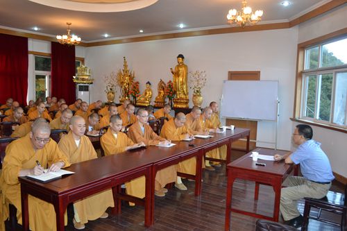 时政-舟山市民宗局一处黄旻昊处长受邀在慧济禅寺作“爱国爱教”专题讲座