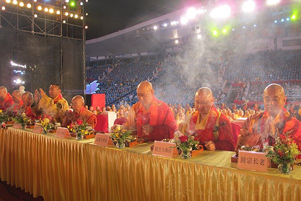 佛教-道慈大和尚应邀出席深圳2013年万众普佛供灯祈福大典