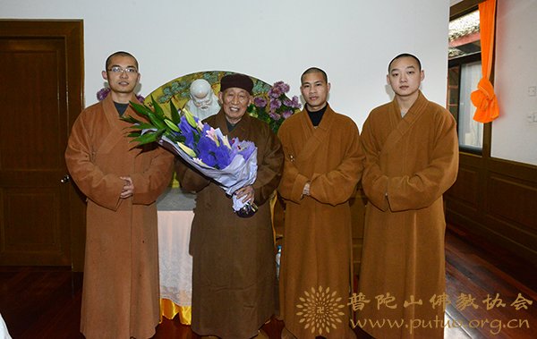佛教-佛协委派代表慰问佛教颐养堂老年僧尼生日