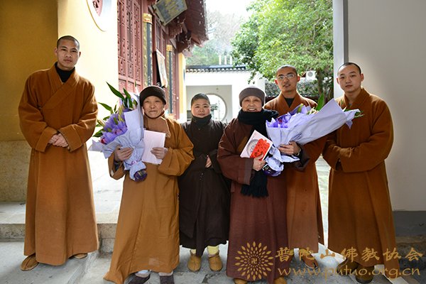 佛教-佛协委派代表慰问佛教颐养堂老年僧尼生日