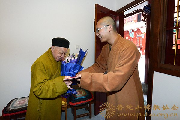 佛协委派代表赴普济禅寺为雪岩长老庆祝83寿诞
