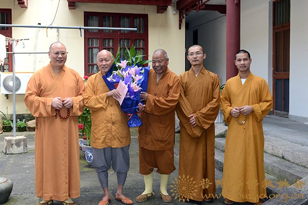 佛教-佛协委派代表慰问佛教颐养堂老年僧尼生日