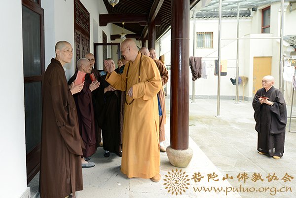 中秋节-道慈大和尚赴本山敬老院和佛教颐养堂中秋节慰问