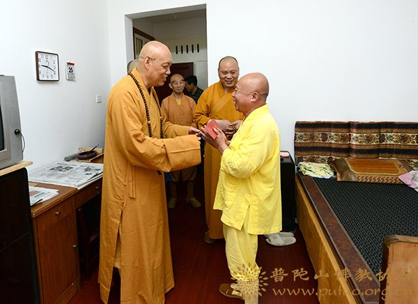 中秋节-道慈大和尚赴本山敬老院和佛教颐养堂中秋节慰问