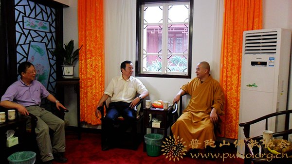 蒋志伟-普陀山管委会主任蒋志伟一行赴颐养堂中秋节慰问