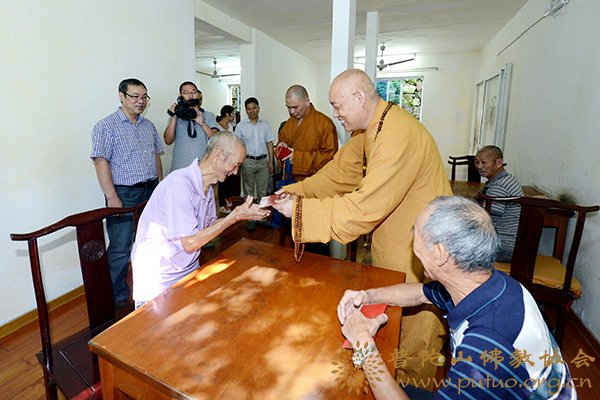 佛教-道慈大和尚赴佛教颐养堂和敬老院重阳节慰问