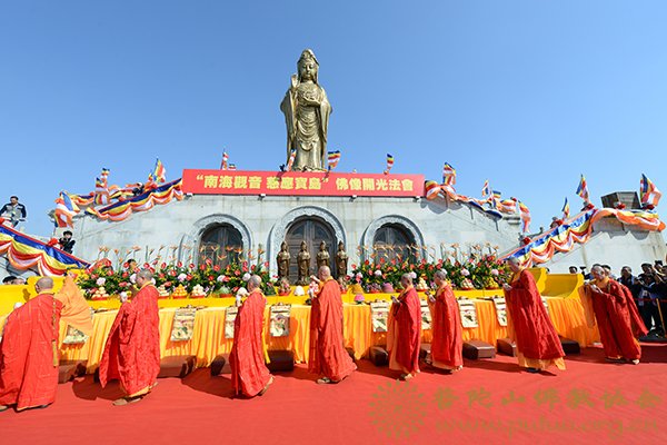 佛教-“南海观音 慈应宝岛”佛像开光法会在普陀山南海观音广场隆重举行