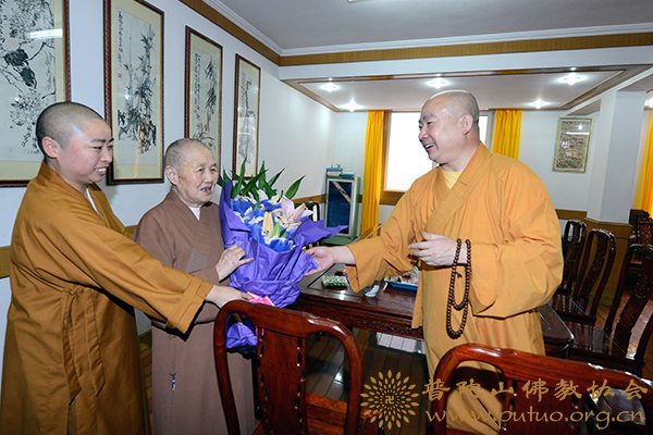 佛教-佛协领导慰问梅福禅院清了长老尼九十一岁寿诞