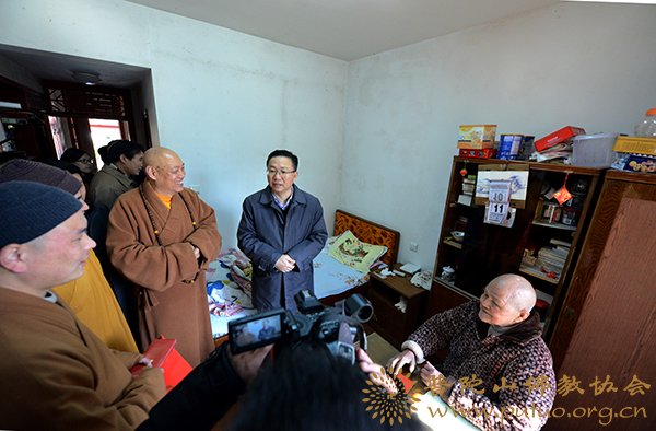 普陀山-舟山市市委统战部忻海平部长一行新春慰问普陀山