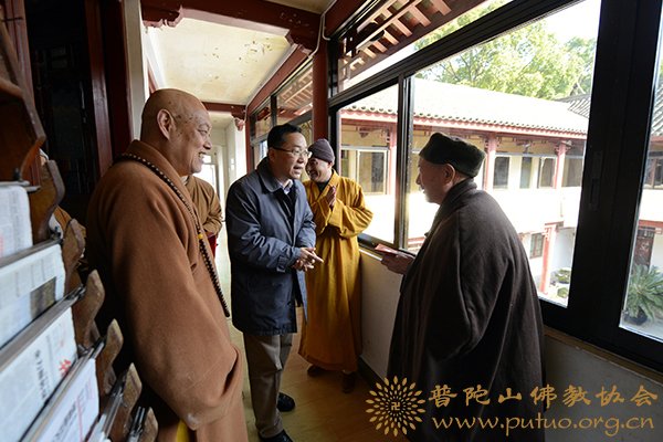 普陀山-舟山市市委统战部忻海平部长一行新春慰问普陀山