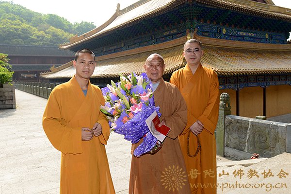 佛教-佛协委派代表赴法雨禅寺慰问雪桥长老