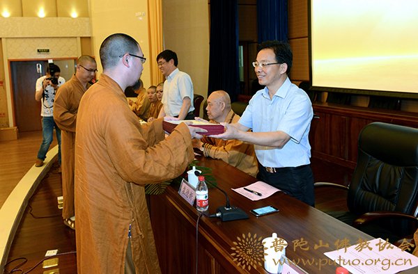 佛教-学院隆重举行2013级预科班毕业典礼