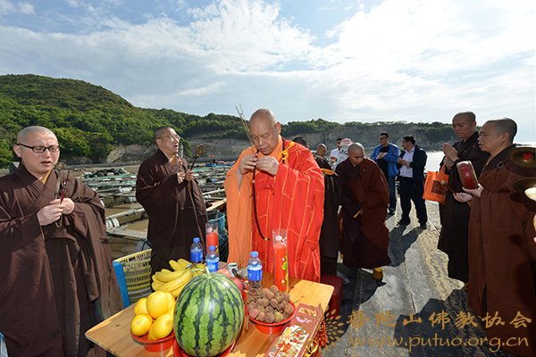 佛教-会长道慈大和尚在登步岛主持放生法会