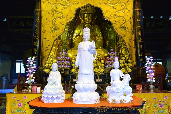 佛教-普陀山佛教协会举行祥云观音寺德化白瓷三十三态观音塑像捐赠交接仪式