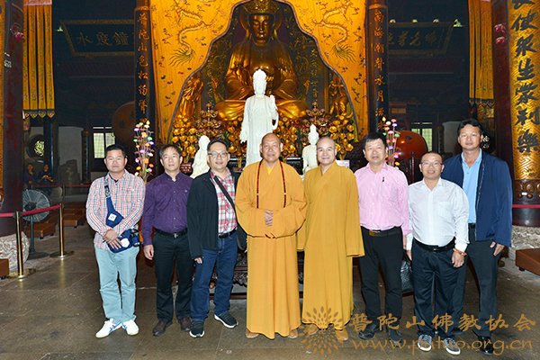 佛教-普陀山佛教协会举行祥云观音寺德化白瓷三十三态观音塑像捐赠交接仪式