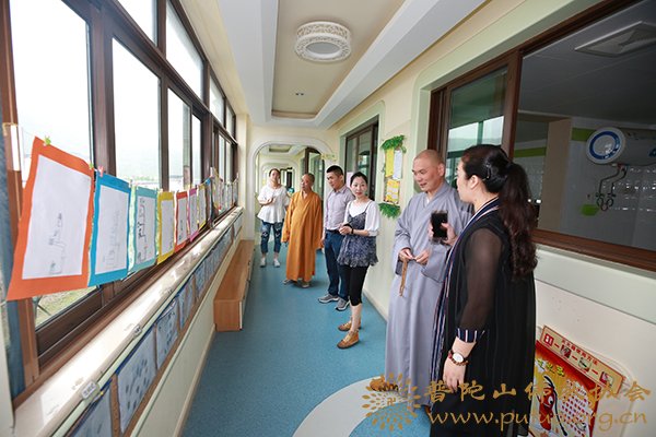 佛教-普陀山佛教协会副会长定明法师一行到普济幼儿园慰问