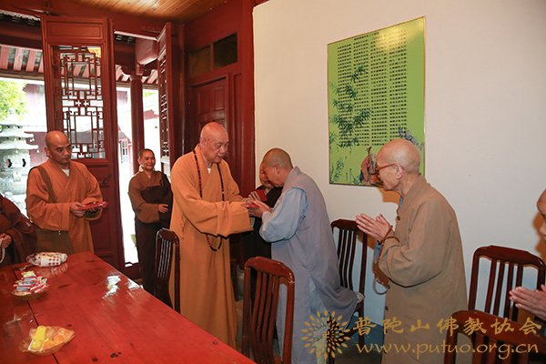 佛教-会长道慈大和尚一行赴佛教颐养堂、普陀山敬老院进行端午节慰问