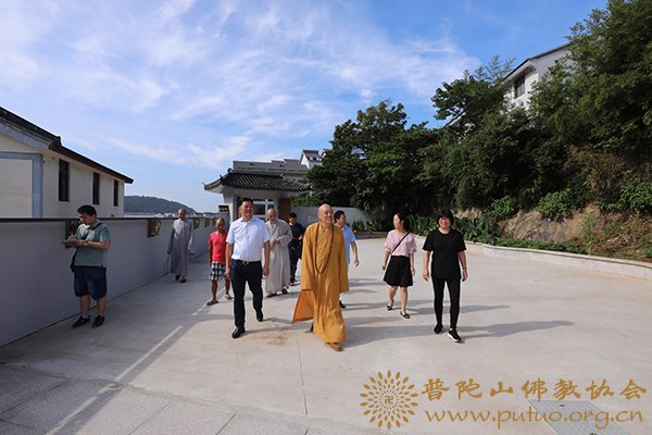 佛教-会长道慈大和尚一行赴佛教颐养堂和本山敬老院进行中秋节慰问